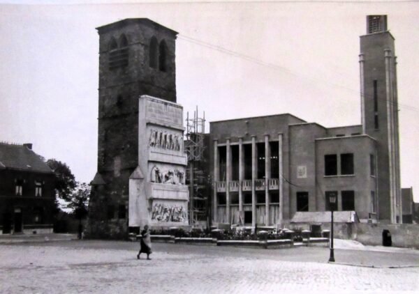 Tour Saint-Quentin et le monument aux morts – Image 2