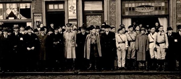 Défilé devant les autorités communales et l'état-major du groupe 51 lors de la cérémonie de la libération