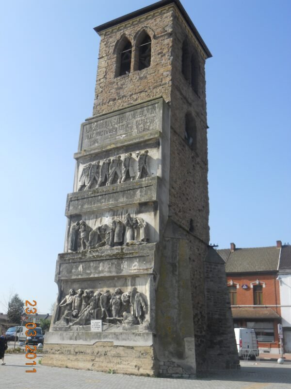 Tour Saint-Quentin et le monument aux morts – Image 3